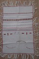 Antik navnekludHåndbroderet med hvidt53cm x 34cmVi har et godt udvalg af navnekludeKontakt os for yderligere information