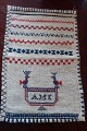 Antik navnekludHåndbroderet med rødt og blåt25cm x 17cmVi har et godt udvalg af navnekludeKontakt os for yderligere information
