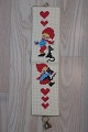 Gammel klokkestreng med broderiHåndbroderet med korssting med julemotivBemærk ophænget med klokke40cm x 10cmFlot standHaves: 2 stk ens
