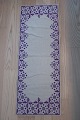 Gammel smuk bordløber, håndbroderet97cm x 35cmGod stand, men bemærk lille reparation i kantVi har et godt udvalg af bordløbere, håndbroderede eller håndvævede