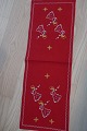 Gammel smuk jule-bordløber, håndbroderet med engle62cm x 44cmFlot håndværkGod standVi har et godt udvalg af bordløbere, håndbroderede eller håndvævede