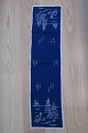 Gammel smuk jule-bordløber, håndbroderet80cm x 20cmFlot håndværkGod standVi har et godt udvalg af bordløbere, håndbroderede eller håndvævede