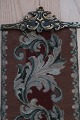 Gammel klokkestrengHåndbroderet med petit point (små bitte korssting)Bemærk det meget smukke ophæng