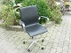 Arne Jacobsen kontor stol  model "Oxford " i sort skind ,i standsat 5000 m2 udstilling