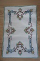 Bakkeserviet med smukt broderi i flere farverBemærk også den smukke kantBakkeservietten er håndbroderet, fra dengang det var helt naturligt at sidde med broderigarn og nål42cm x 28cmI god stand