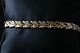 Guldarmbånd med smukke detaljeret led, i 14 karat guld. Armbåndet er med kasselås.