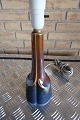 Lampe fra Søholm, Modelnr. 941/941 ??, Smuk høj blå keramik med bruntBemærk: Der er tvivl, om denne lampe reelt er model nr. 940/941, selvom det står indskrevet i bunden, men denne lampe har en anderledes facon og anderledes koloreringDesign: