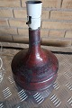 Retro bordlampe fra danske DesireeMeget smuk nuanceret farve i stentøjetBordeaux / rødsortH: ca: 30,5cmStempel: Desiree - Denmark - Stentøj - Denmark