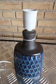 Lampe fra Søholm, Modelnr 1036, Blå KeramikH: 24 cm inkl. fatningDesign: Einer Johansen Stempel: 1036 - Søholm - Denmark