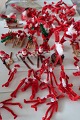 En glad flok gamle nisser lavet af piberensere, -de giver god julestemningNogle i originalemballagen