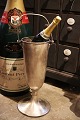 Gammel fransk champagnekøler på fod i metal med hank og en fin patina...