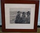 Michael Ancher Litografi Tre fiskere ved Skagen Strand 36.5 x 41.5 cm  inklusiv mahognibejset træramme
