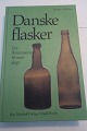 Danske FlaskerFra Renæssancen til vore dageAf Mogens SchlüterNyt Nordisk Forlag Arnold Busck1984Sideantal: 423Inklusive: Væsentligt avisudklip med forfatteren, Mogen Schluter:"Schlüter er manden, der får folk til at vende bunden i vejret på