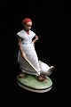 Royal Copenhagen porcelæns figur af " gåsepige "  i overglasur. RC#528. med julianemærket...