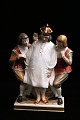 Royal Copenhagen porcelæns figur af " Kejsernes nye klæder " i overglasur fra H. C. Andersens eventur...