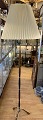 Stehlampeaus Palisander und Messing,und steht auf ...