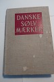 Danske sølvmærkerDanske sølv og guldmærker før 1870Af Chr. A. BøjeIllustreret folkeudgave redigeret af Bo BramsenPolitikens forlag1954Ca 300 gengivelser af ældre danske sølvgenstandeSiddeantal 438