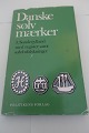 Danske sølvmærker3.Sønderjylland med register samt forfalskningerDanske guld og sølv smedemærker før 1870Af Chr. A. BøjeRevideret og udvidet udgave redigeret af Sigurd SchoubyePolitikens forlag1982Sidetal: 135