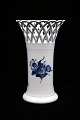 Royal Copenhagen Blå Blomst Flettet vase med gennembrudt mønster i toppen. RC# 10/3236...