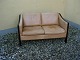 Lædersofa 2 pers i lys cognac farve i meget fin stand 5000 m2 udstilling