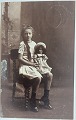 Postkort: Portræt af pige med hendes dukke i 1912Gamle postkort købes og sælges Køber hele samlinger , et postkortalbum eller flere postkort albums