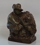 Dansk Stentøj B&G 2349 Mand og kvinde ved busk - grønlig glasur 17 x 13 cm 