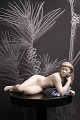 Royal Copenhagen porcelænsfigur af liggende nøgen pige.RC# 4703. Design John Galster...