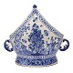 St. Kongensgade bispebolle i blådekoreret fajance. Johan Pfaus periode ca. år 1740. H: 33cm. D: 32cm