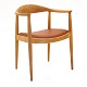 Hans J. Wegner "The Chair" i patineret eg fremstillet hos Johannes Hansen JH 503 med nybetrukket cognacfarvet lædersæde. God stand
