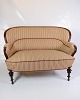 Antik 2 pers. Sofa - Mahogni - Polstreret I Mønstreret Stof - År 1890