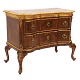 Stor nøddetræsfineret og forgyldt kommode udført i Mathias Ortmanns stil. Danmark ca. år 1750. H: 86cm. Plade: 104x57cm