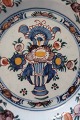 Antikke Delft tallerkener3 sjældne ens (så ens som de kan være, når de er håndlavede)Polykrom dekoreretDekoreret med vase med blomster i spejlet og dekoration på kantenMed signatur1600-tallet - 1700-talletDiam: 23cmGod stand, men enkelte små
