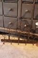 Antik 1800 tals smedejernskrog med 5 kroge og en super fin patina...