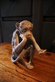 Bing & Grøndahl porselænsfigur af siddende abe der holder en lille skildpadde.B&G# 1510...