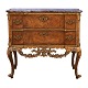 Altona kommode. Nøddetræsfineret kommode på svungne ben. Prydet med rige forgyldte skæringer og marmorplade. Manufaktur Köster, Altona, ca. år 1770. H: 78cm. Plade: 85x43cm