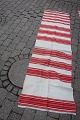 Olmerdug, uldAntik dansk olmerdug i den gamle danske håndvævede/hjemmevævede kvalitet fra dengang.Olmerdugen er meget kraftig og tætvævet med hør trend og islæt i uld.Dette stykke måler: 261cm x 71cmFoto nr. 2 viser bagsiden, hvor du ser lidt fjer