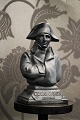 Gammel reklame buste af Napoleon  for "Cognac Courvoisier" i bemalet pap-maché...
