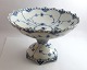 Royal Copenhagen. Musselmalet, helblonde. Stor frugtskål på fod. Model 1022. Højde 17,5 cm. Diameter 28 cm. (1 sortering)