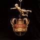 Sladrekompas med forgyldt krone. Signerert: "Rasmus Koch anno 1765". H: 43cm m ophæng. Kompas: 25x26cm