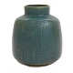 Særdeles stor Saxbo vase i stentøj med grønblå glasur udført og signeret af Eva Stæhr Nielsen, Saxbo. H: 40cm. B: 32cm
