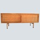 Hans J. Wegner; RY-26 skænk i eg med sjeneflet