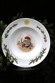 Royal Copenhagen , lille dyb tallerken i porcelæn med julemotiv af nisse med kat og en skål risengrød...