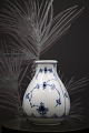 Sjælden , Royal Copenhagen Musselmalet Riflet vase. H: 13cm. RC#1/2271.