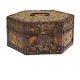 Ottekantet Barok brudeskrin med jernbeslag, Sverige ca. år 1680-1700. H: 15cm. D: 28cm