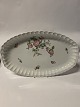 Ovalt Fad med blomster.Mål: 42 X 26,5 cm.