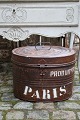 Gammel oval metal box med gammel original bemalingog fin patina. Og skrift på siden ”Paris”
