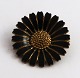 Kundby, København (O.C.K). Marguerit Broche sterlingsølv med sort emalje (925). Diameter 3 cm.