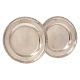 Pair of royal silver plates dated 1796. D: 25cm. W: 1.196gr