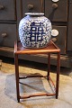 Gammel japansk blomsterstand / vasestander / display / piedestal til vase i mørkt træ. H: 32cm.
