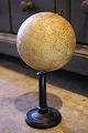 Dekorativ , antik 1800 tals mini globus i papmache på sort træ fod med en rigtig fin patina. H:28cm...